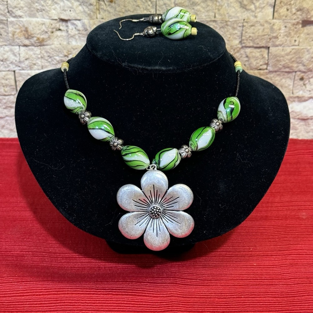 Vintage Green & White Marbled Glass Beaded Necklace Silver Flower Pendant Set